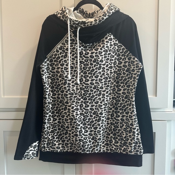 Cheetah Print Hoodie Double Hood Thumb Holes Zipper Detail Women’s Sz Large - Picture 1 of 13